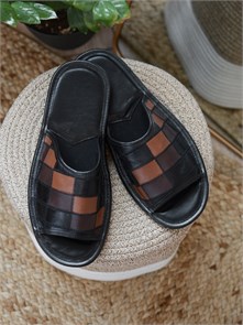 {{productViewItem.photos[photoViewList.activeNavIndex].Alt || productViewItem.photos[photoViewList.activeNavIndex].Description || 'Тапочки домашние мужские (арт 9-011)'}}